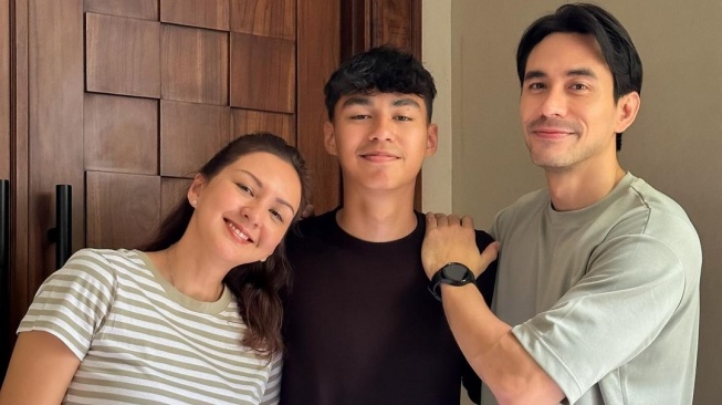 Darius Sinathrya dan Donna Agnesia bersama sang putra, Diego Sinathrya. [Instagram]