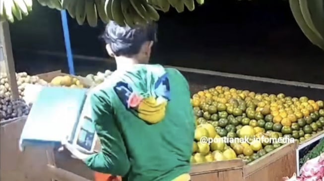 Agak Laen! Maling di Pontianak Nekat Curi Timbangan Buah di Samping Polsek