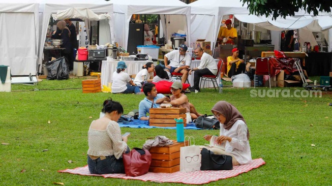 Pengunjung berwisata pada acara Semasa Piknik di Lapangan Banteng, Jakarta, Jumat (31/5/2024). [Suara.com/Alfian Winanto]