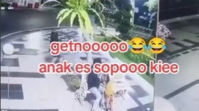 Viral Sejoli Mesum di Bangku Taman di Surabaya. [Instagram]