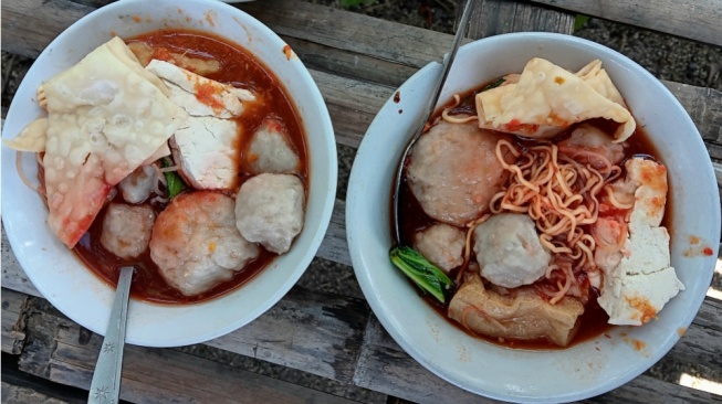 Nikmatnya Bakso Kampung Pak Sarwi Nganjuk, Siapa yang Bisa Nolak?