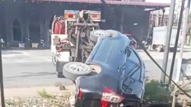 Nasib Naas Seorang Pengendara di Pontianak Timur, Mobil Masuk Parit Saat Pemilik Salat di Masjid Hudarahman