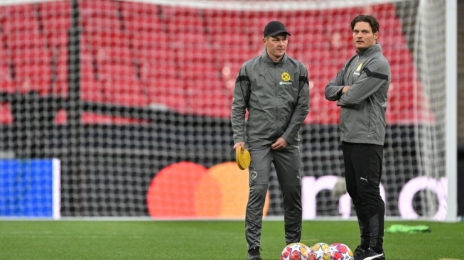 Pelatih kepala Dortmund asal Jerman Edin Terzic (kanan) memimpin sesi latihan di stadion Wembley, di London, pada 31 Mei 2024 menjelang pertandingan sepak bola final Liga Champions UEFA melawan Real Madrid.Glyn KIRK / AFP