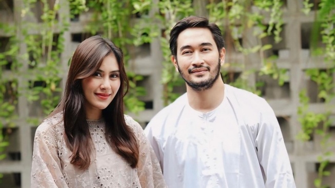 Syahnaz Sadiqah dan Jeje Govinda bersama dua anaknya. [Instagram]