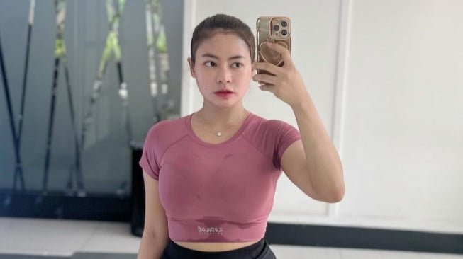 Kumis Tipis Vitalia Shesya Curi Perhatian: Kini Rajin Nge-Gym Bikin Pangling