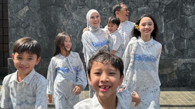 Hanung Bramantyo dan Zaskia Adya Mecca bersama kelima anaknya. [Instagram]