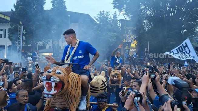 Bandung Berpesta! Momen Persib Pawai Juara BRI Liga 1, Disambut Ribuan Bobotoh di Gedung Sate