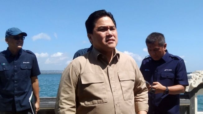 Ketua Umum Persatuan Sepak Bola Seluruh Indonesia (PSSI) Erick Thohir diwawancarai awak media di Denpasar, Bali, Minggu (12/5/2024). ANTARA/Dewa Ketut Sudiarta Wiguna/am.