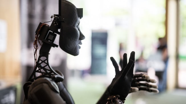 Robot yang menggunakan kecerdasan buatan ditampilkan di stan selama International Telecommunication Union (ITU) AI for Good Global Summit di Jenewa, Swiss, Kamis (30/5/2024). [Fabrice COFFRINI / AFP]
