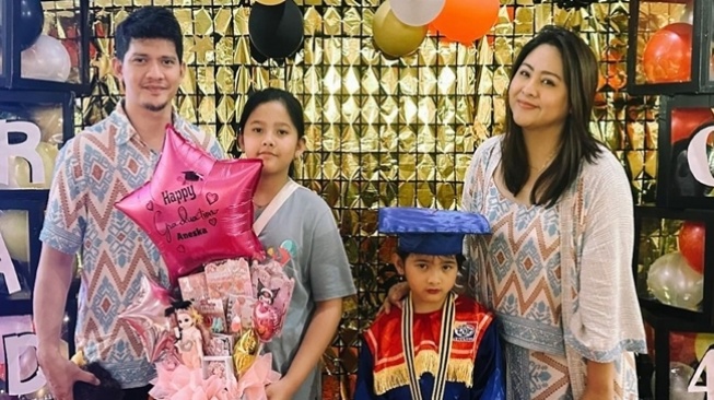 Potret Artis Hadiri Wisuda Anak 2024 (Instagram/@audyitem)