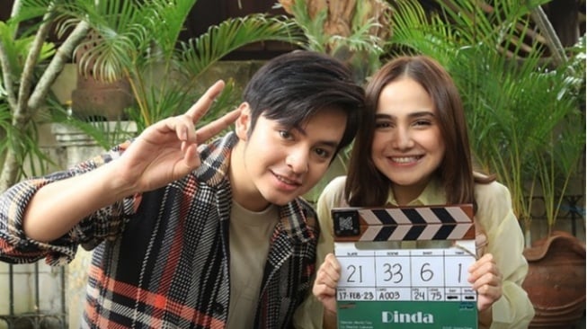 Syifa Hadju dan Angga Yunanda saat syuting film Dinda. (Instagram/@dindathemovie)