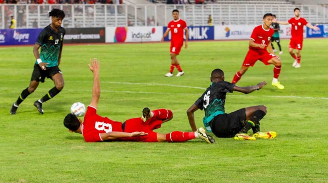 Gelandanv Timnas Indonesia Marselino Ferdinan terjatuh usai dilanggar pemain Tanzania saat pertandingan Friendly Match antara Indonesia melawan Tanzania di Stadion Madya, Jakarta, Minggu (2/6/2024). [Suara.com/Alfian Winanto]