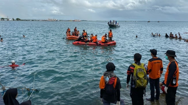 Syamsuddin Ditemukan Meninggal Setelah Terjatuh dari Kapal Ferry di Perairan Bajoe