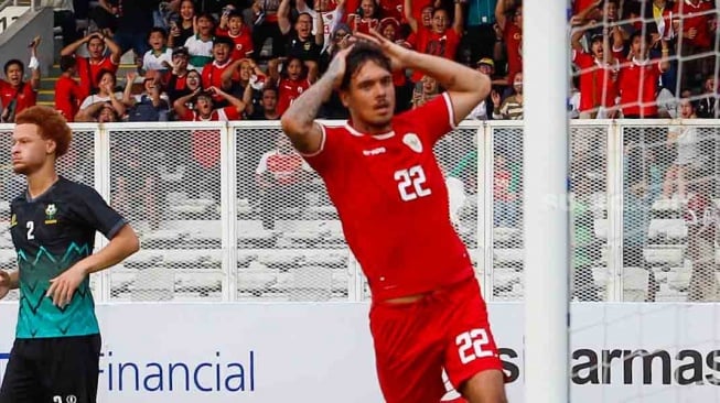 Ekspresi kekecewaan Bek Timnas Indonesia, Shayne Pattynama usai gagal mencetak gol saat pertandingan Friendly Match antara Indonesia melawan Tanzania di Stadion Madya, Jakarta, Minggu (2/6/2024). [Suara.com/Alfian Winanto]