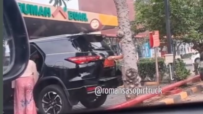 Viral, Plat Mobil Merah Ini Bisa Diganti jadi Hitam Sesuka Hati, Videonya Tuai Pro dan Kontra