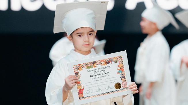 Carissa Puteri Hadiri Acara Wisuda TK putranya, Zenecka (Instagram/@carissa_puteri)