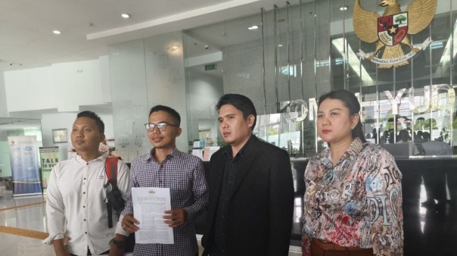 Gerakan Sadar Demokrasi dan Konstitusi (Gradasi) menyerahkan laporan terhadap tiga hakim MA yang mengeluarkan putusan terkait batas minimal usia calon kepala daerah, secara resmi ke Komisi Yudisial (KY) di Kantor Komisi Yudisial, Jakarta, Senin (3/6/2024). ANTARA/Nadia Putri Rahmani