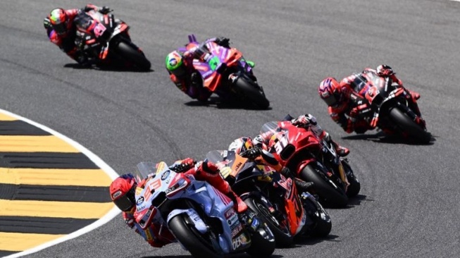 Pembalap Gresini Racing MotoGP Spanyol Marc Marquez (93) berlaga pada ajang Sprint balapan MotoGP Italia di Mugello pada Sabtu (1/6/2024). (ANTARA/AFP/Marco Bertorello)