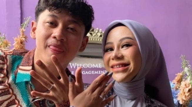 Pamer Foto Lamaran, Kebaya Cimoy Montok Malah Disebut Mirip Pagar Ayu