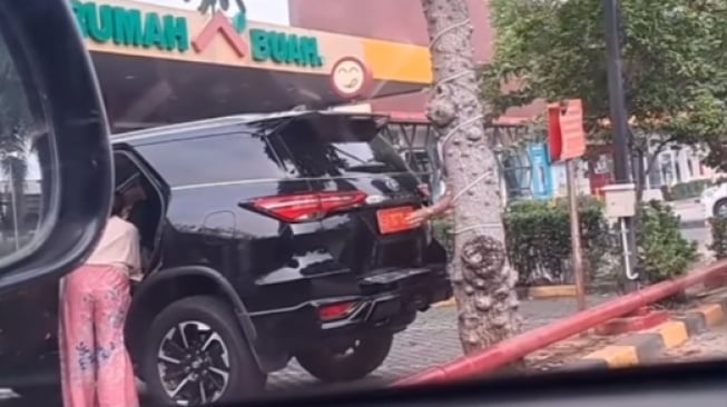 Viral! Toyota Fortuner Pelat Merah Dinas Berganti Pelat Nomor Sipil, Ada Apa?