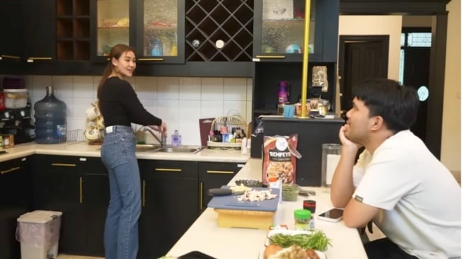 Aaliyah Massaid Masak Pasta untuk Thariq Halilintar, Cara Pegang Pisau Disorot