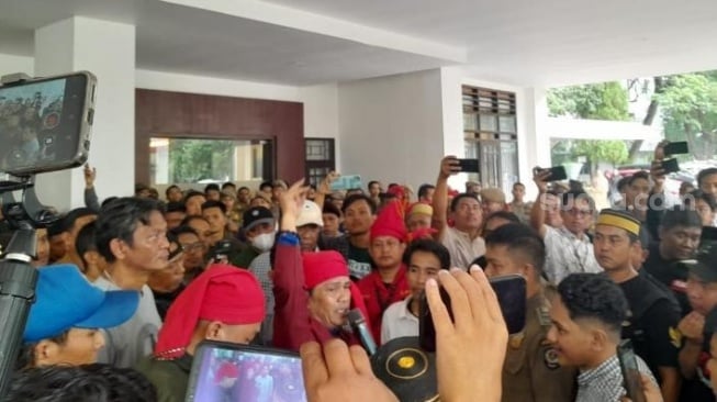 Aliansi Suku Makassar Rusak Pagar Kantor Gubernur Sulsel, Tolak W Super Club