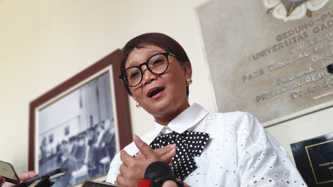 Retno Marsudi, Menteri Luar Negeri (Menlu) RI saat memberikan keterangan pada wartawan di UGM, Senin (3/6/2024). [Suarajogja.id/Hiskia Andika]