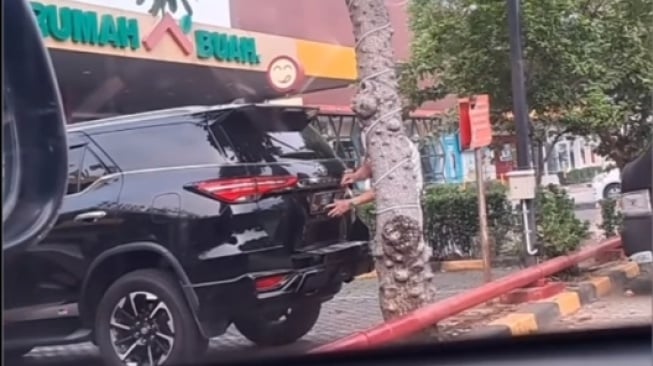 Toyota Fortuner berpelat dinas merah mendadak diganti menjadi pelat sipil (Instagram/lowslowmotif)