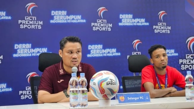 Pelatih Selangor FC Nidzam Jamil (kiri) menjawab pertanyaan pewarta pada konferensi pers setelah pertandingan perebutan peringkat pertama turnamen RCTI Premium Sports di Jakarta International Stadium, Jakarta, Minggu (2/6/2024). (ANTARA/RAUF ADIPATI)