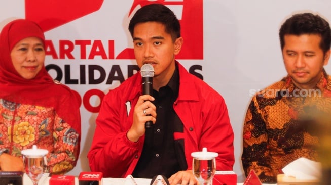 Ketua Umum PSI, Kaesang Pangarep (tengah) saat konferensi pers di Kantor DPP PSI, Jakarta, Selasa (4/6/2024). [Suara.com/Alfian Winanto]