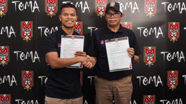 Willem D. Nanlohy, COO Malut United bersama Manahati Lestusen (kiri) usai menandatangani kontrak dengan durasi dua tahun, Selasa (4/6/2024). [ANTARA/Abdul Fatah]