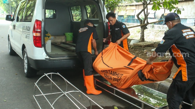 Petugas gabungan mengevakuasi jenazah di kawasan Bundaran HI, Jakarta, Selasa (4/6/2024). [Suara.com/Alfian Winanto]