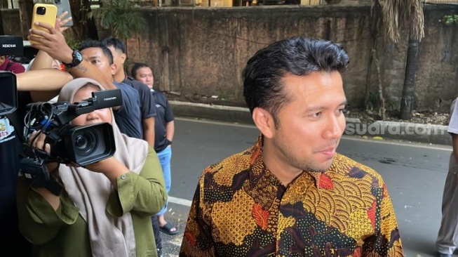 Emil Dardak saat bersilaturahmi ke kantor DPP Partai Solidaritas Indonesia (PSI) di Tanah Abang, Jakarta Pusat, Selasa (4/6/2024). (Suara.com/Novian)