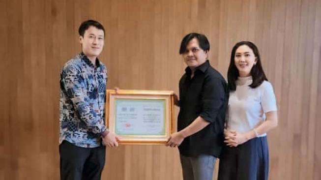 Delegasi Indonesia mendapat penghargaan dari Duta Besar Korea Utara atas penampilan di Friendship Spring Festival pada Senin (3/6/2024) [Istimewa]