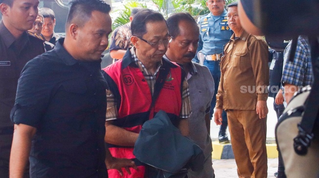 Tersangka dugaan korupsi pengelolaan tata niaga timah selaku pemilik manfaat atau beneficial ownership CV VIP, Tamron Tamsil tiba di Kejaksaan Negeri Jakarta Selatan, Selasa (4/6/2024). [Suara.com/Alfian Winanto]
