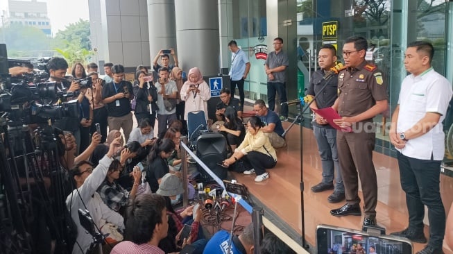 Pihak Kejaksaan memberikan keterangan pers terkait Tersangka dugaan korupsi pengelolaan tata niaga timah selaku pemilik manfaat atau beneficial ownership CV VIP, Tamron Tamsil yang dilimpahkan di Kejaksaan Negeri Jakarta Selatan, Selasa (4/6/2024). [Suara.com/Alfian Winanto]
