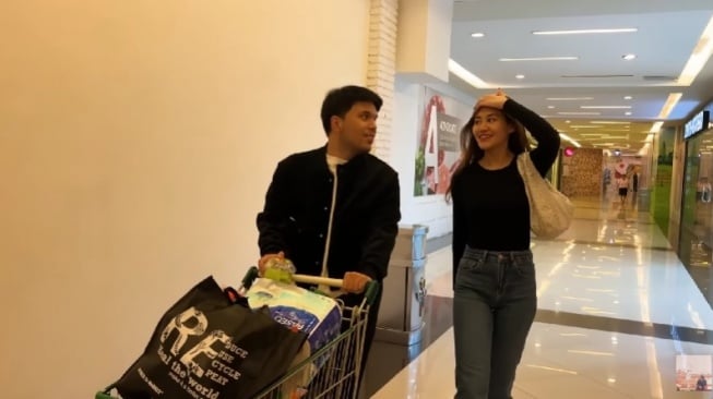 Tas Aaliyah Massaid saat belanja bareng Thariq Halilintar. (YouTube/Thariq Halilintar)