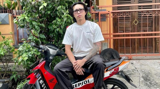 Dokter Tirta dengan Motor Kesayangannya Honda Supra X 125. (Foto: IG/dr.tirta)