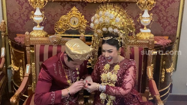 Barbie Kumalasari dan Bagus Saputra menggelar resepsi pernikahan di kawasan Cempaka Putih, Jakarta Pusat, Selasa (4/6/2024). [Adiyoga Priyambodo/Suara.com]