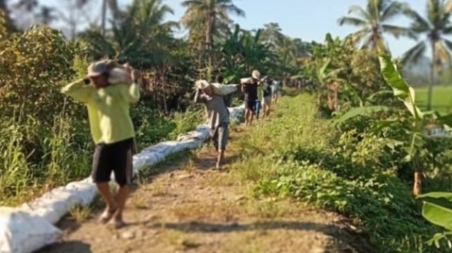 Warga Desa Cegah Luapan Air Sungai Kalaena Luwu Timur Dengan Geobag