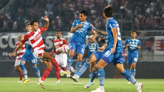 Pesepak bola Madura United Koko Ari Araya (kiri) berebut bola dengan pesepak bola Persib Bandung Dedi Kusnandar (tengah) pada pertandingan leg kedua Final Championship Series BRI Liga 1 di Stadion Gelora Bangkalan, Bangkalan, Jawa Timur, Jumat (31/5/2024). ANTARA FOTO/Rizal Hanafi/aww. 