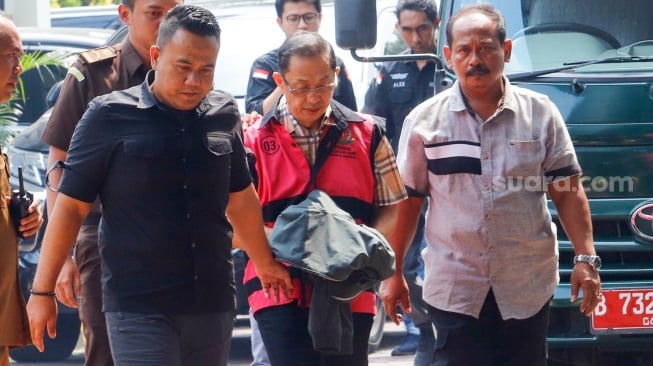 Tersangka dugaan korupsi pengelolaan tata niaga timah selaku pemilik manfaat atau beneficial ownership CV VIP, Tamron Tamsil tiba di Kejaksaan Negeri Jakarta Selatan, Selasa (4/6/2024). [Suara.com/Alfian Winanto]
