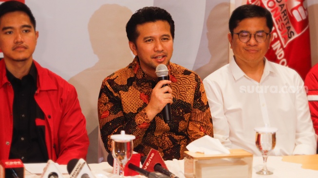 Bakal Calon Wakil Gubernur Jawa Timur Emil Dardak (tengah) saat konferensi pers di Kantor DPP PSI, Jakarta, Selasa (4/6/2024). [Suara.com/Alfian Winanto]