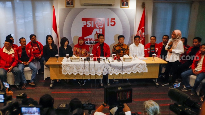 Ketua Umum PSI, Kaesang Pangarep (tengah) bersama denga Khofifah Indar Parawansa (keenam kiri) dan Emil Elestianto Dardak (keenam kanan) saat konferensi pers di Kantor DPP PSI, Jakarta, Selasa (4/6/2024). [Suara.com/Alfian Winanto]