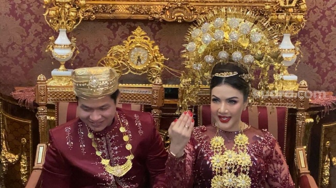 Barbie Kumalasari dan Bagus Saputra menggelar resepsi pernikahan di kawasan Cempaka Putih, Jakarta Pusat, Selasa (4/6/2024). [Adiyoga Priyambodo/Suara.com]