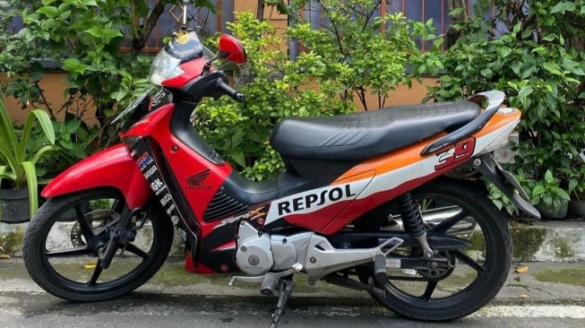 Dokter Tirta dengan Motor Kesayangannya Honda Supra X 125. (Foto: IG/dr.tirta)