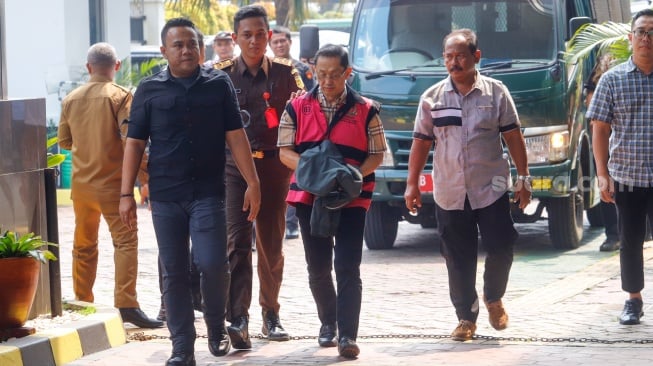 Tersangka dugaan korupsi pengelolaan tata niaga timah selaku pemilik manfaat atau beneficial ownership CV VIP, Tamron Tamsil tiba di Kejaksaan Negeri Jakarta Selatan, Selasa (4/6/2024). [Suara.com/Alfian Winanto]
