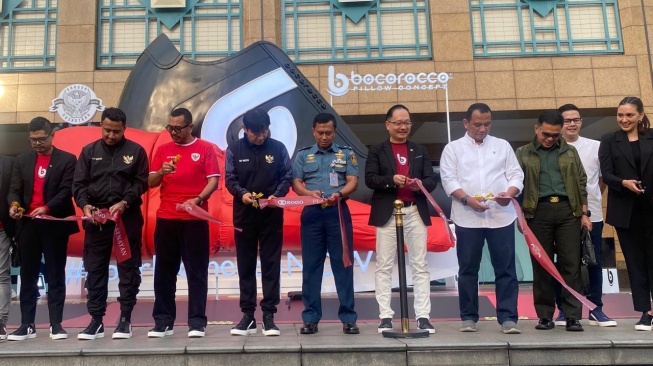 Pelatih Timnas Indonesia Shin Tae Yong hingga Exco PSSI, Arya Sinulingga hadir dalam peluncurkan koleksi terbaru sepatu Bocorocco di Jakarta, Senin (3/6/2024). [Dok. Istimewa]