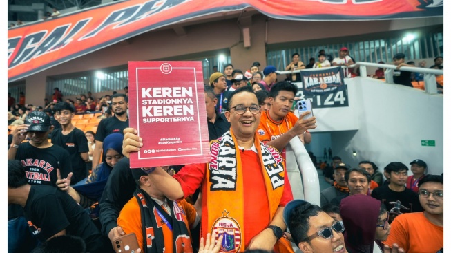 Anies Baswedan saat nonton pertandingan Persija VS Selangor FC semalam, Senin (3/6/2024). Tangkap Layar X @aniesbaswedan] 