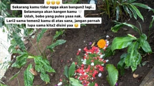 Anjingnya Mati, Nana Mirdad Bikin Kuburan di Rumah Dan Taburi Bunga